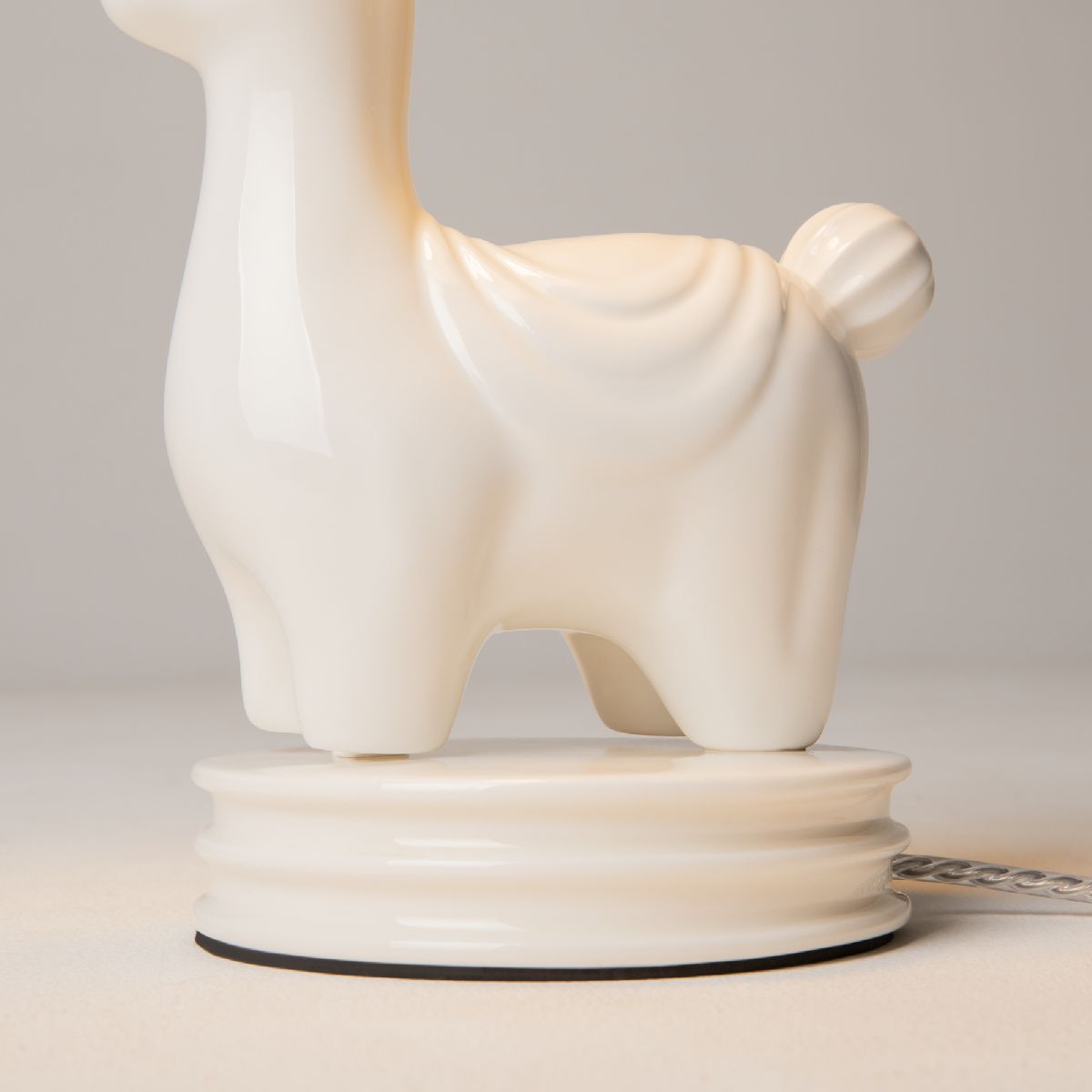 Настольная лампа Maytoni Senor alpaca MOD377TL-L5W3K MOD377TL-L5W3K - магазин электротехники Electroshop