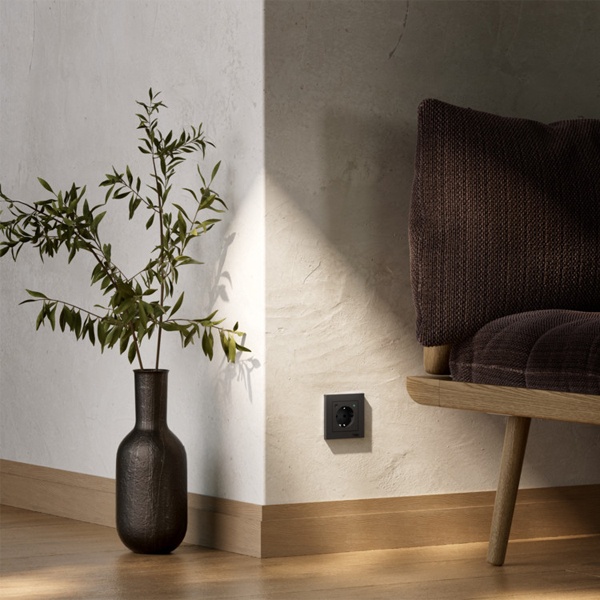 Умная розетка AtlasDesign Sber & Systeme Electric 2P+E 16А шторки Zigbee L+N, карбон ATN001045Z ATN001045Z - магазин электротехники Electroshop