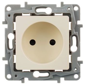 Розетка Legrand Etika Plus со шторками без заземления, винтовой зажим, слоновая кость (бежевый)  672334 672334 - магазин электротехники Electroshop