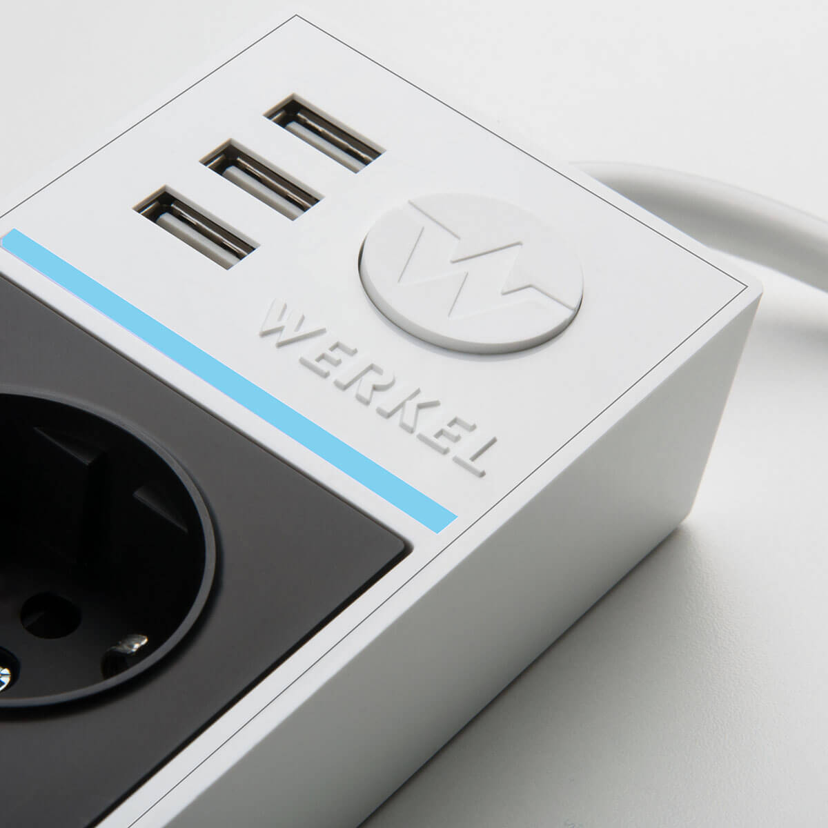 Розеточный блок 4гн 3USB х 1,7м с/з Werkel WL20-04-03 4690389128387 4690389128387 - магазин электротехники Electroshop