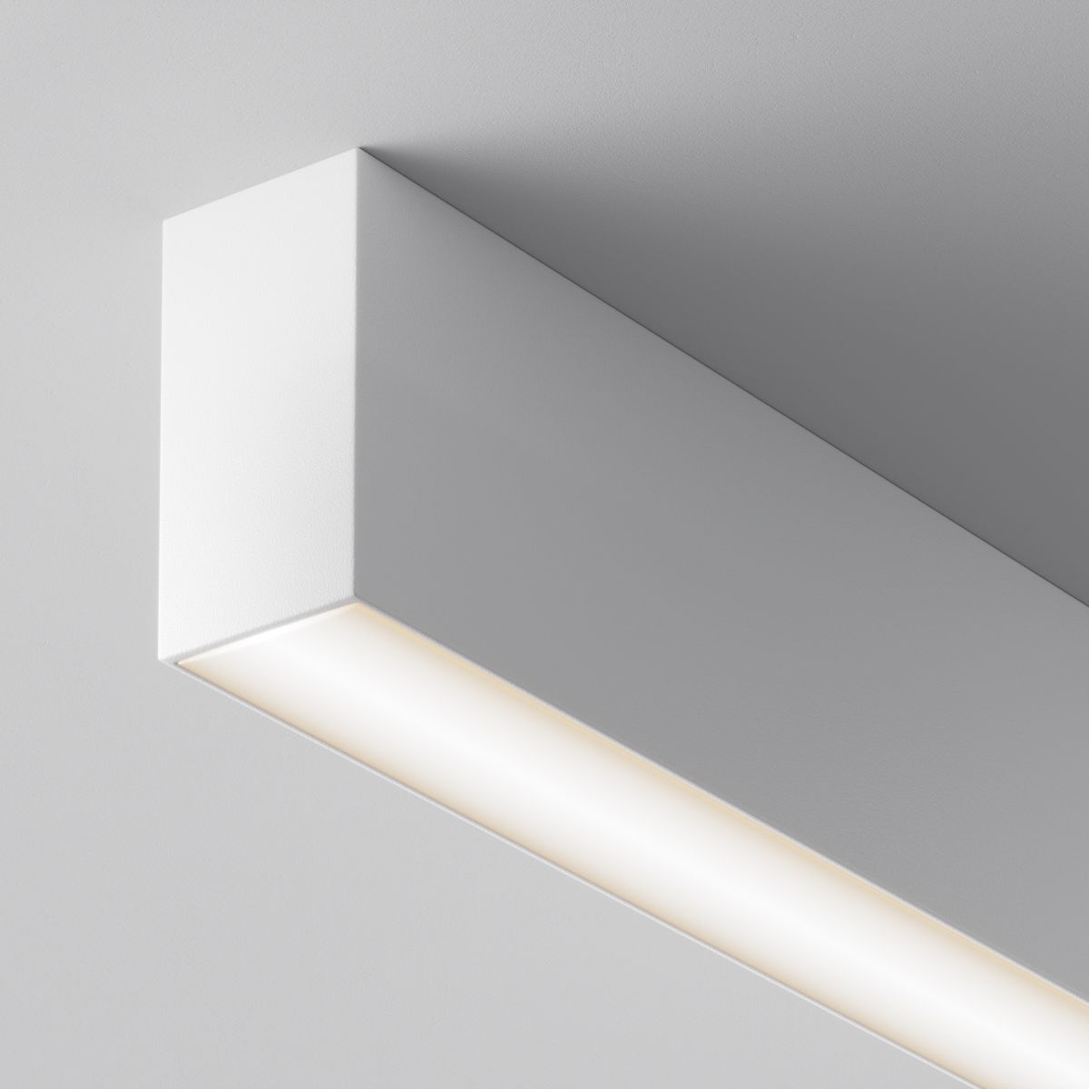 Линейный потолочный светильник Maytoni Basis C068CL-20W3-6K-W C068CL-20W3-6K-W - магазин электротехники Electroshop