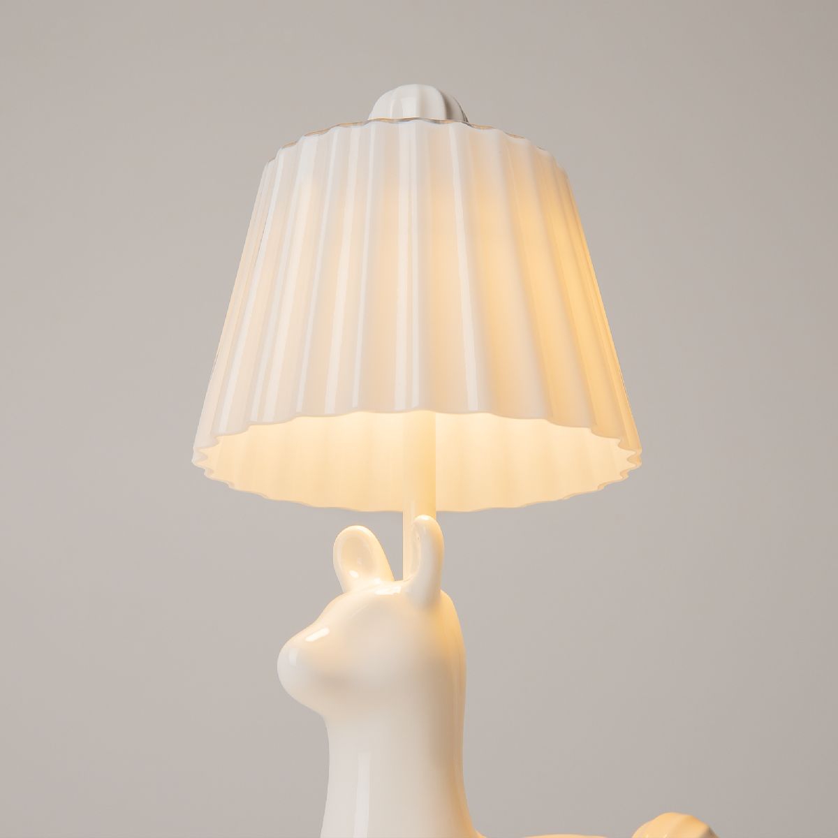 Настольная лампа Maytoni Senor alpaca MOD377TL-L5W3K MOD377TL-L5W3K - магазин электротехники Electroshop