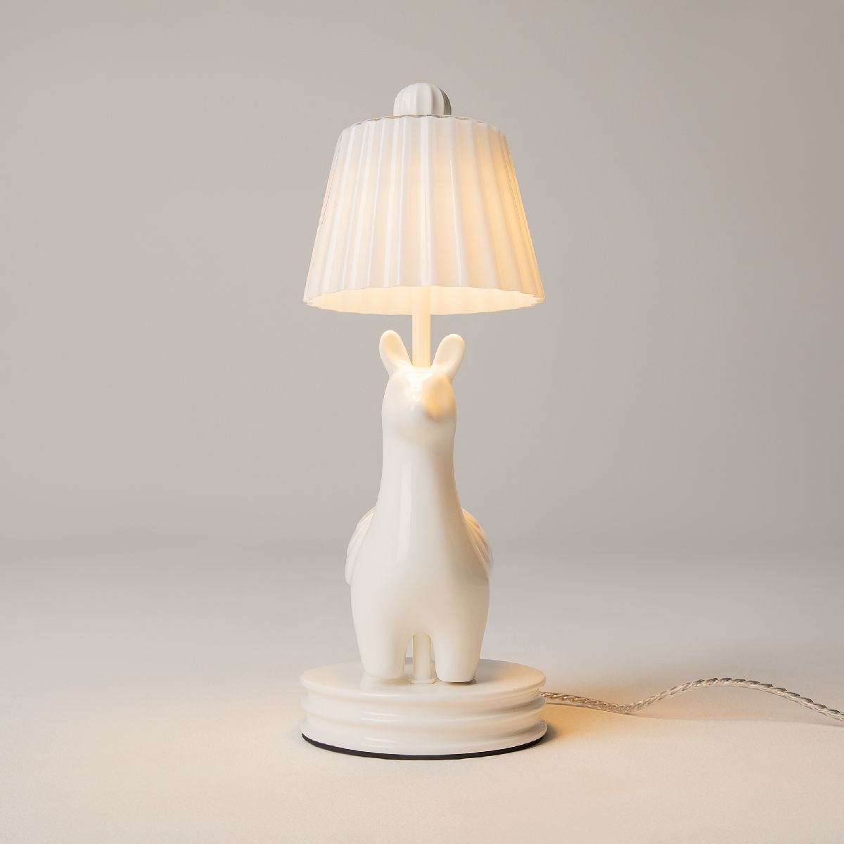 Настольная лампа Maytoni Senor alpaca MOD377TL-L5W3K MOD377TL-L5W3K - магазин электротехники Electroshop